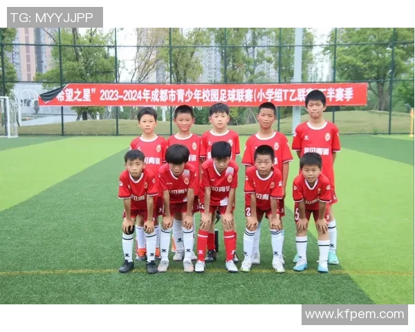 足球明星李娜的儿子成长记：从小球迷到未来的足球希望之星