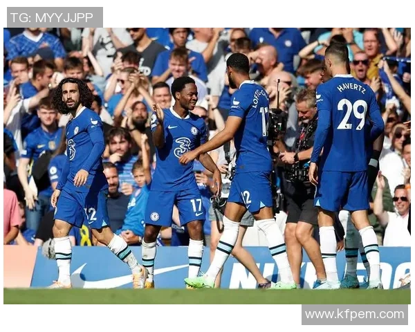 足球明星之子在比赛中精彩进球引发全场欢呼父亲自豪点赞 足球明星之子在比赛中精彩进球引发全场欢呼父亲自豪点赞