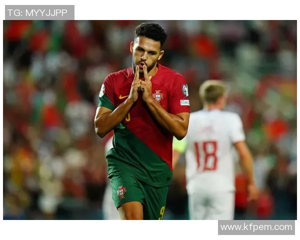 足球明星C罗在比赛中再创佳绩赢得胜利引发球迷热烈欢呼与赞誉